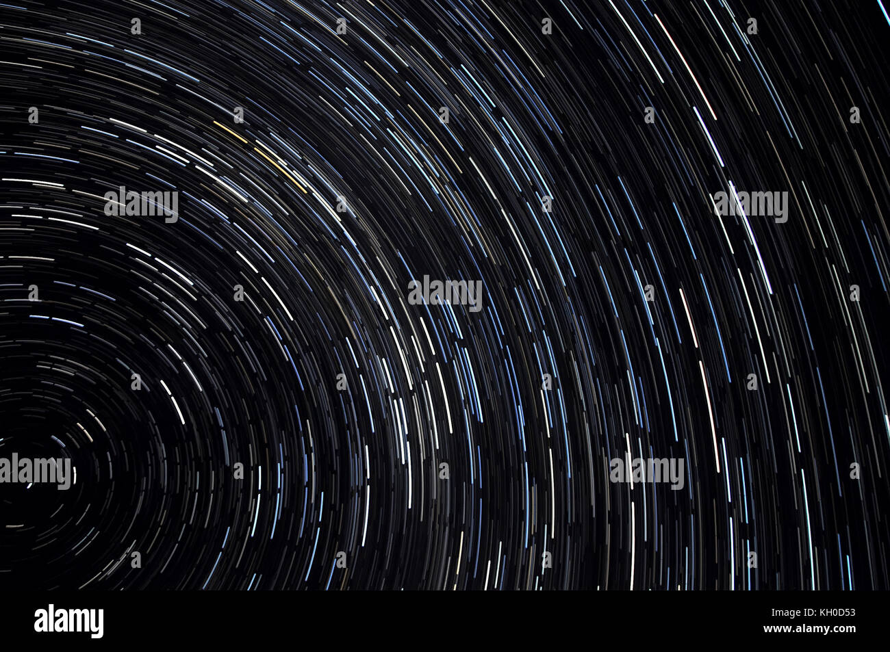 Abstract dekorative Raum Hintergrund mit Spuren von Sternen in der Form der Titel gegen den schwarzen Nachthimmel Stockfoto