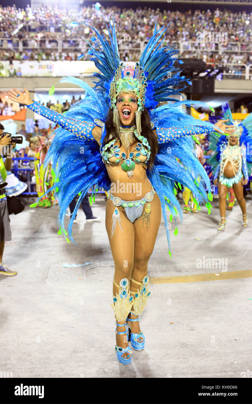 Eine schöne Samba-Tänzerin der Mangueira Samba Schule aus genießt den Beifall der Zuschauer beim Sambodromo während des Karnevals 2014 in Rio. 03.03 2014. Stockfoto