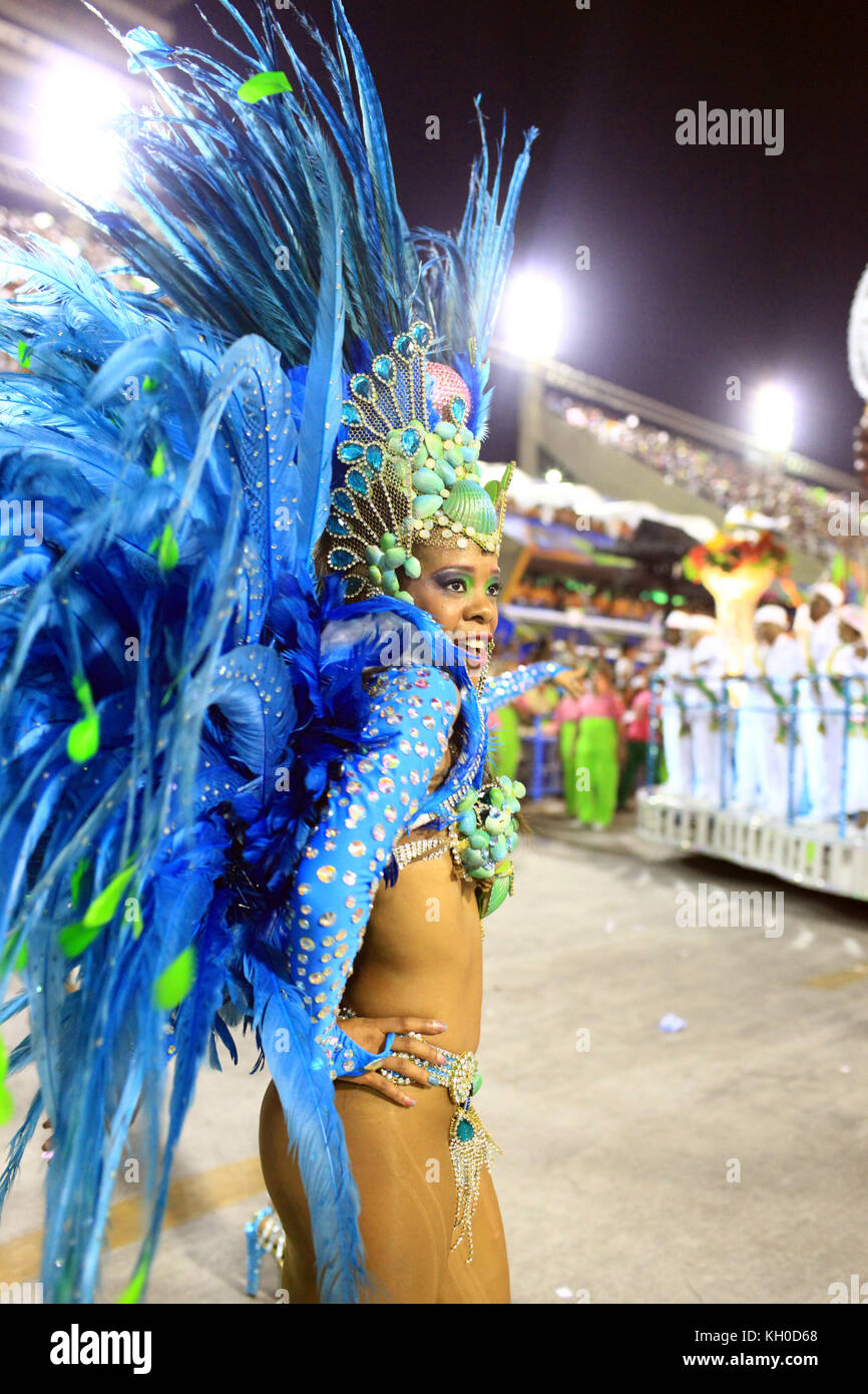 Eine Tänzerin der Mangueira Samba Schule pariert und tanzt die Parading Avenue des Sambodromo beim Rio Karneval 2014. 03.03 2014. Stockfoto