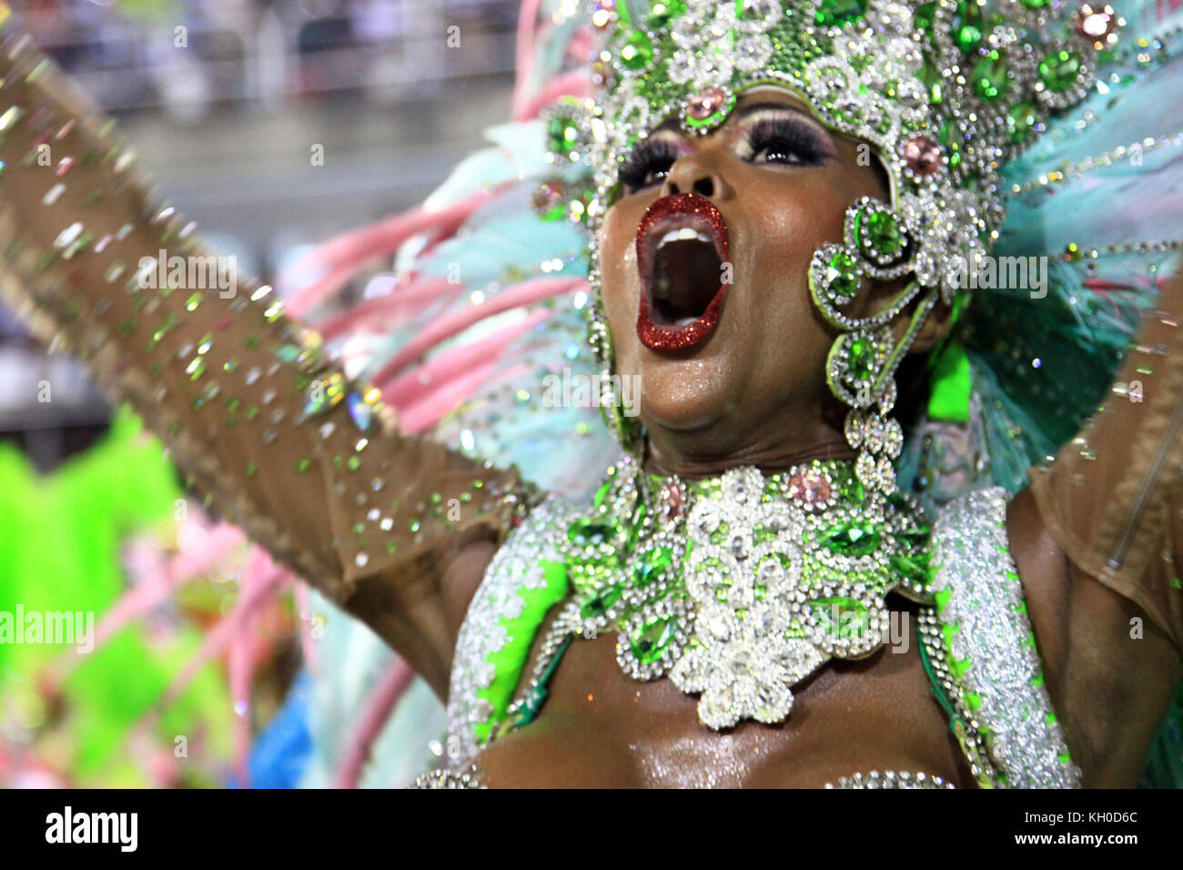Es braucht viel Energie und Training, um ein großer Samba-Tänzer zu werden und am Sambodromo zu marschieren, wie diese Tänzerin der Mangueira Samba Schule. 03.03 2014. Stockfoto