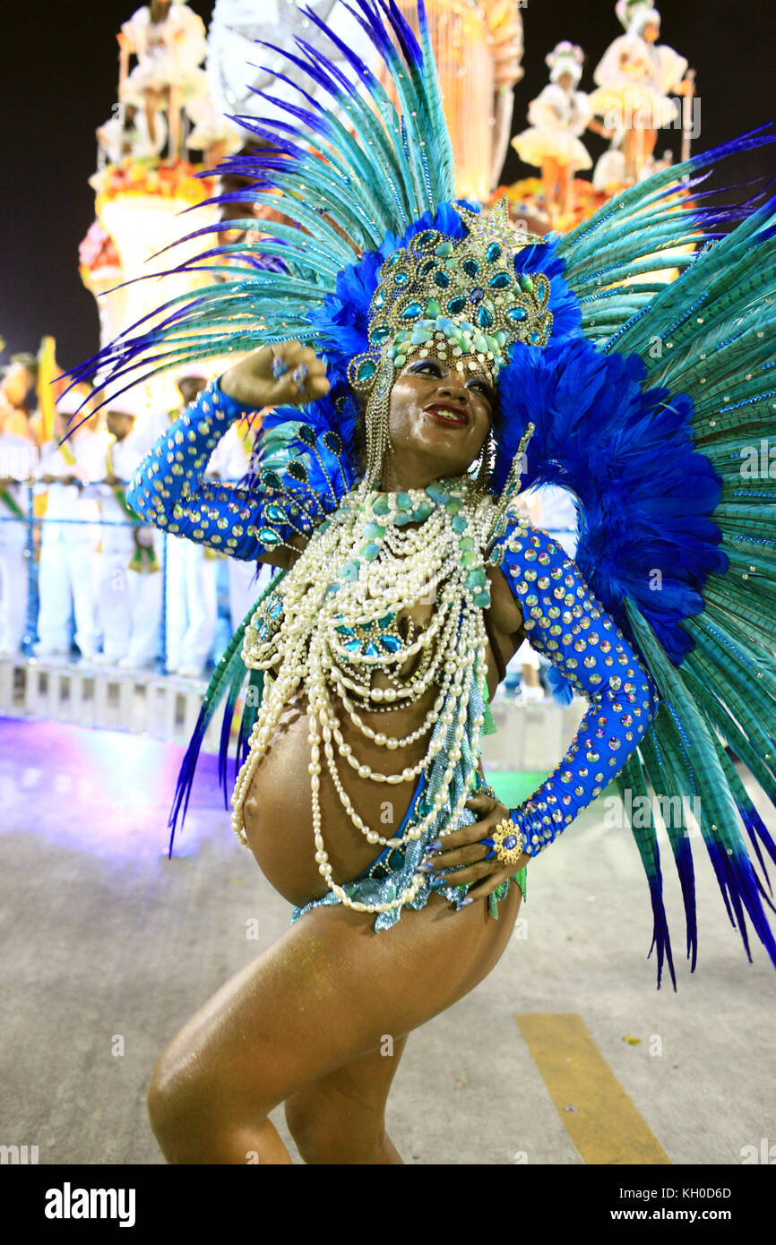Samba-Tänzerin Fernanda de Souza Oliveira (31) von der Mangueira Samba-Schule ist 37 Wochen schwanger, aber es scheint nicht zu sein, sie auf der Samba-Start-und Landebahn des Sambodromo zu stören. 03.03 2014. Stockfoto