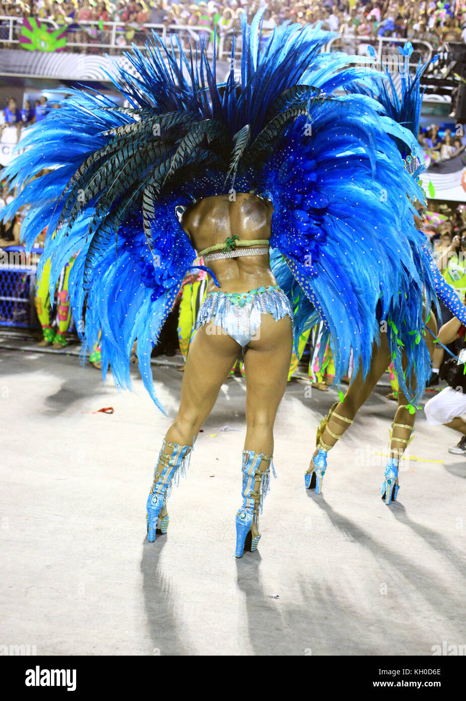 Es braucht viel Energie und Training, um ein großer Samba-Tänzer zu werden und am Sambodromo zu marschieren, wie diese Tänzerin der Mangueira Samba Schule. Brasilien 03.03 2014. Stockfoto
