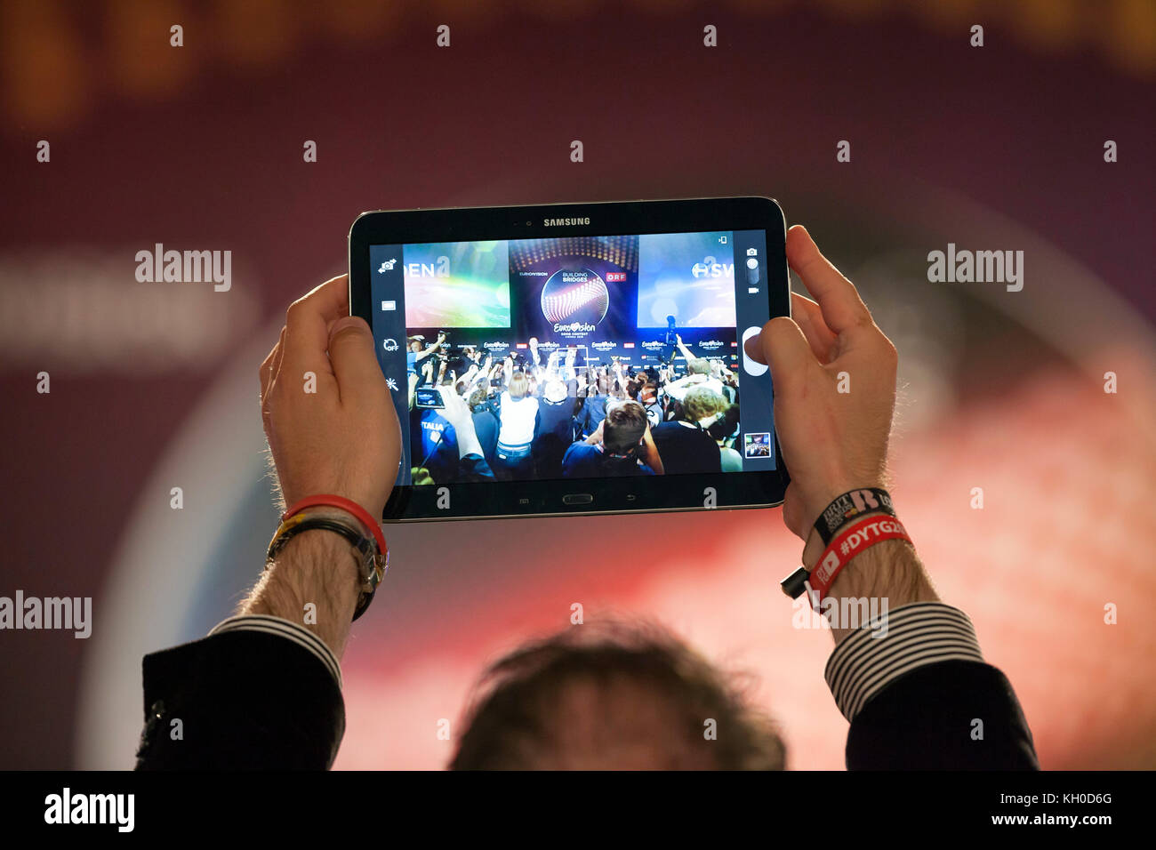 Eine Person hält einen Samsung Tablet-Computer hoch und filmt die Pressekonferenz des schwedischen Eurovision Song Contest Gewinners Måns Zelmerlöw beim Eurovision Song Contest in Wien. Stockfoto