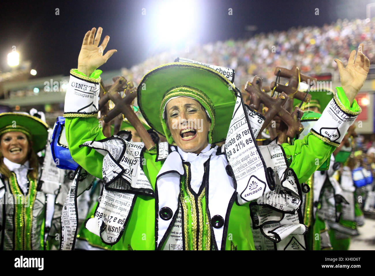 Ein Samba-Tänzer, der bei der Parade der Samba-Schule São Clemente im Sambodromo beim Karneval von Rio 2014 abgebildet ist. 03.03 2014. Stockfoto