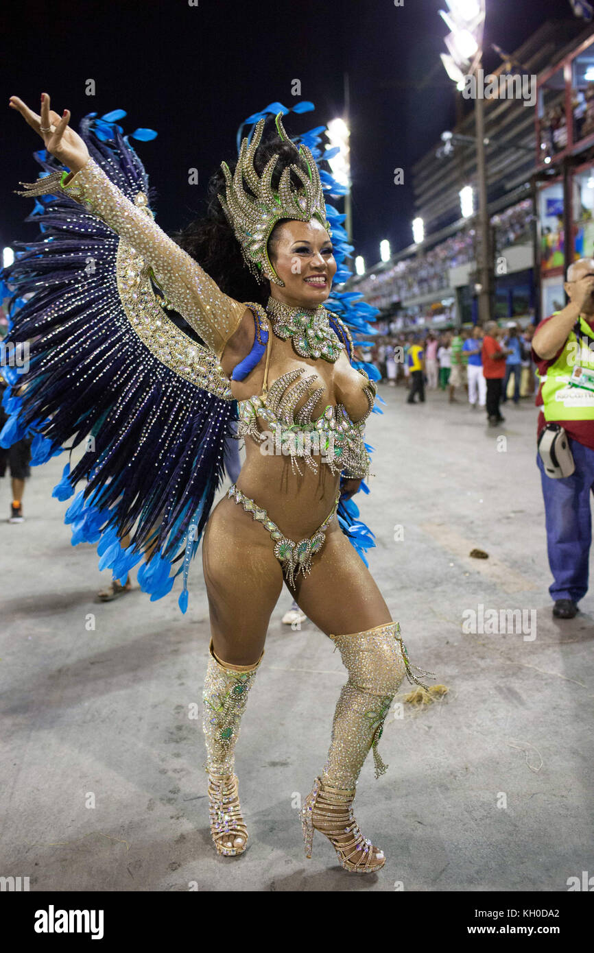 Eine wunderschöne Samba Muse aus der Sampério de Tijuca Samba Schule führt die Parade am berühmten Sambodromo während des Rio Karneval 2014. Brasilien 03.03 2014. Stockfoto