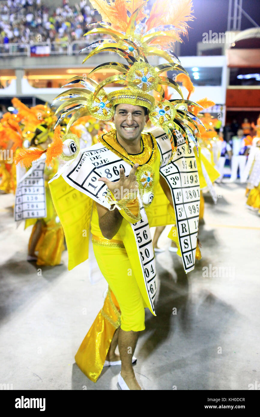 Samba-Tänzer der Samba-Schule von Tradição umziehen das Sambodromo mit Kostümen, die von den mysteriösen Amazonas inspiriert sind. Brasilien 02.03 2014. Stockfoto