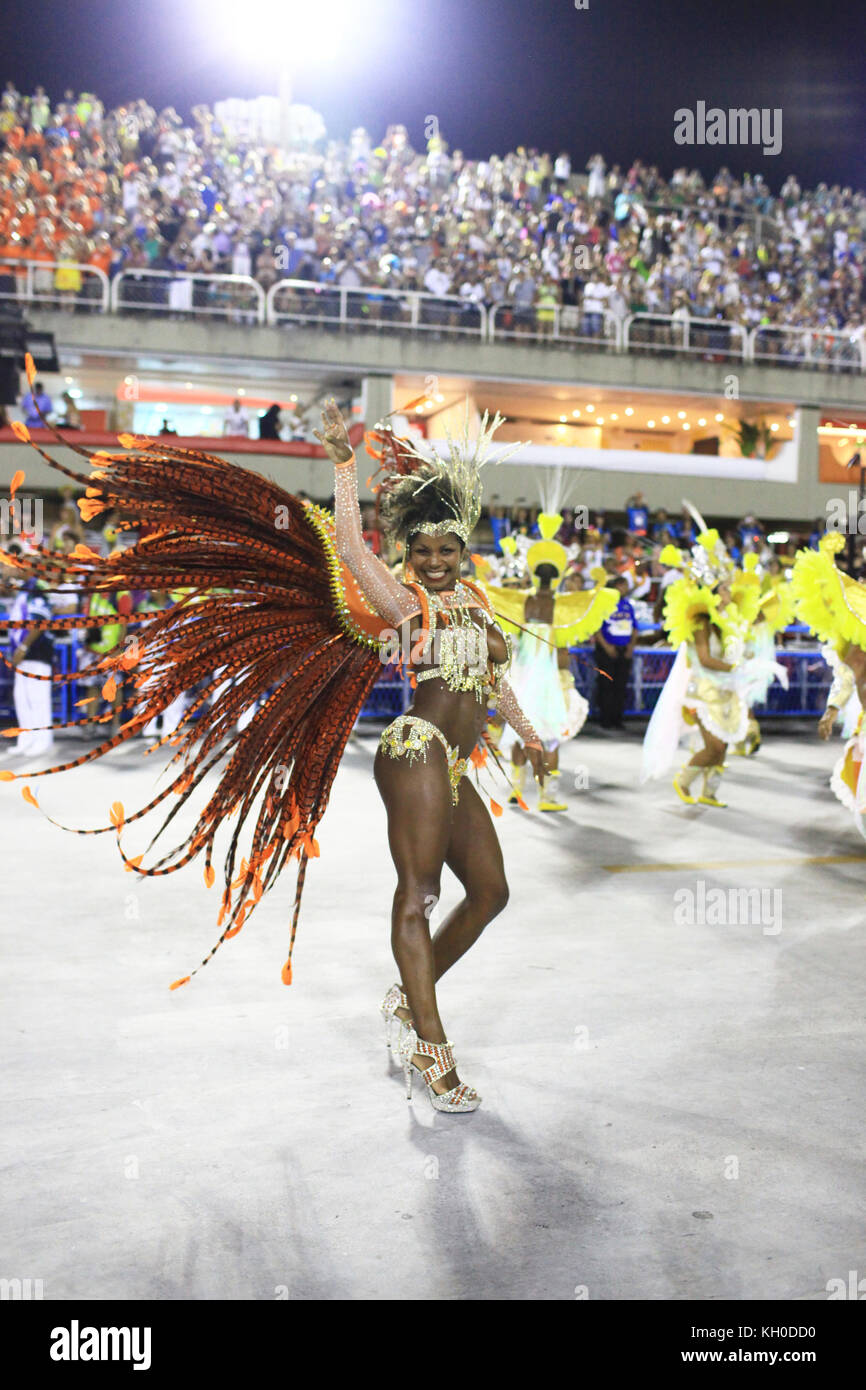 Ein Samba-Tänzer von der Samboschule Tradição lächelt und grüßt die vielen Zuschauer im Sambodromo beim Karneval von Rio de Janeiro 2014. Brasilien 02.03 2014. Stockfoto