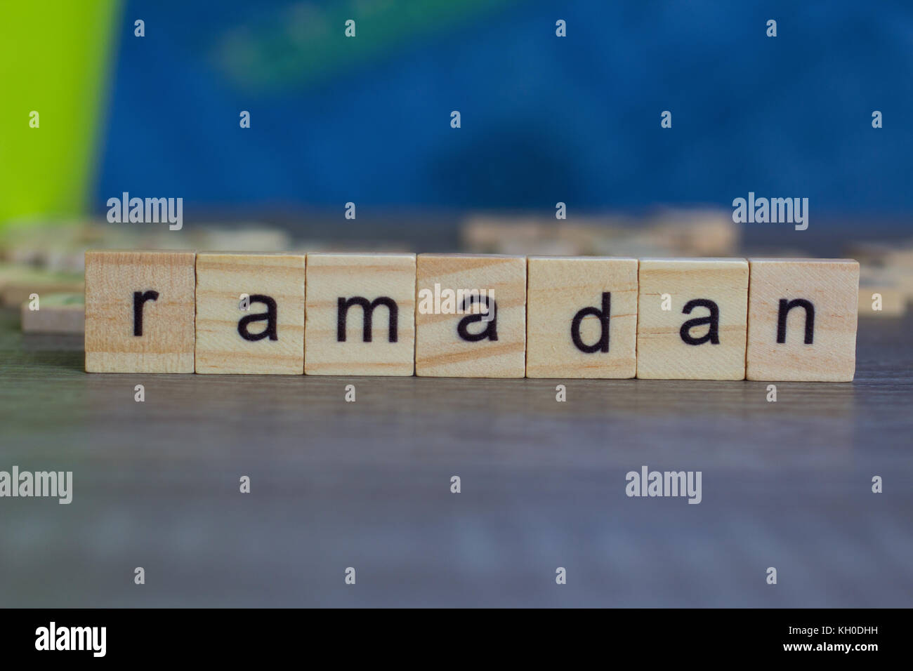 Ramadan Wort auf Holz Würfel auf dem Tisch vor blauem Hintergrund Stockfoto