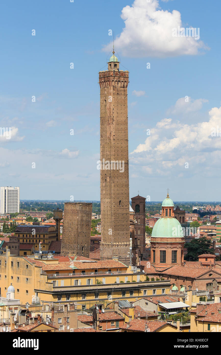 Blick von der Basilika di San Petronio im Zentrum von Bologna, Emilia Romagna, Italien, mit den berühmten Due Torri oder zwei Türme, Symbole von Bologna. Stockfoto