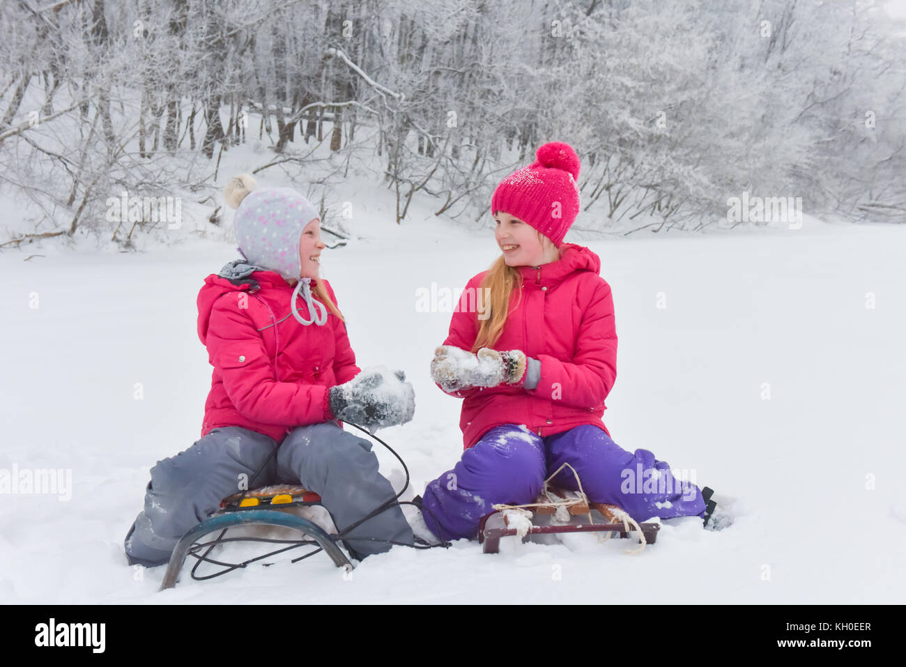 Mädchen Tag mit Spielen im Winter Wald Stockfoto