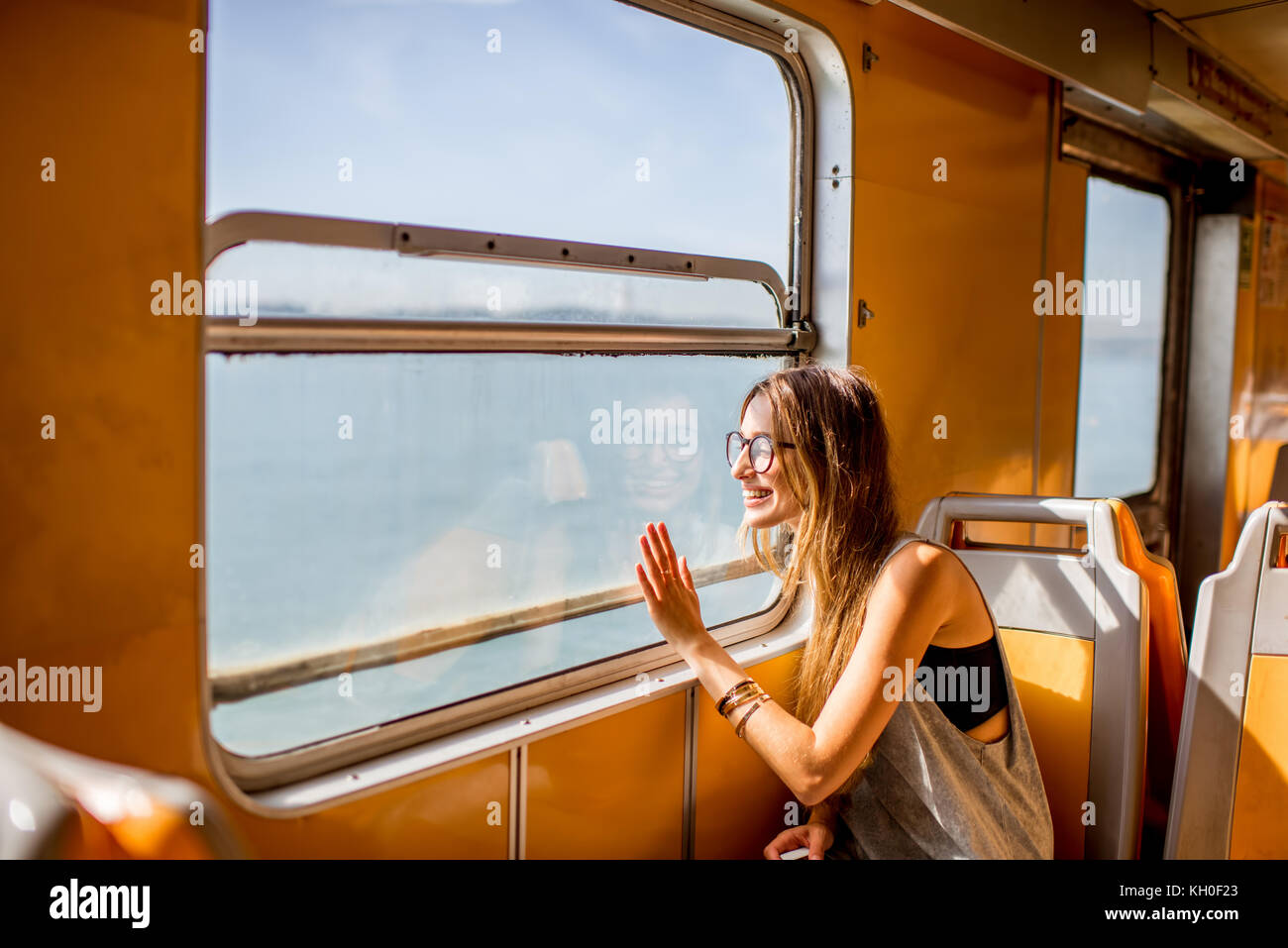 Frau in Fähre reisen Stockfoto
