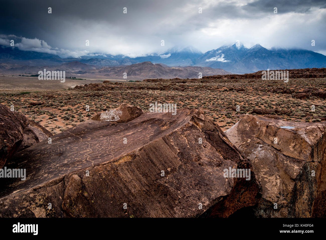 Sky Rock, einen Blick gen Himmel Serie von petroglyphen von der Paiute-Shoshone Inder vor Tausenden von Jahren links, sitzt, bevor die Berge der Sierra Nevada. Stockfoto