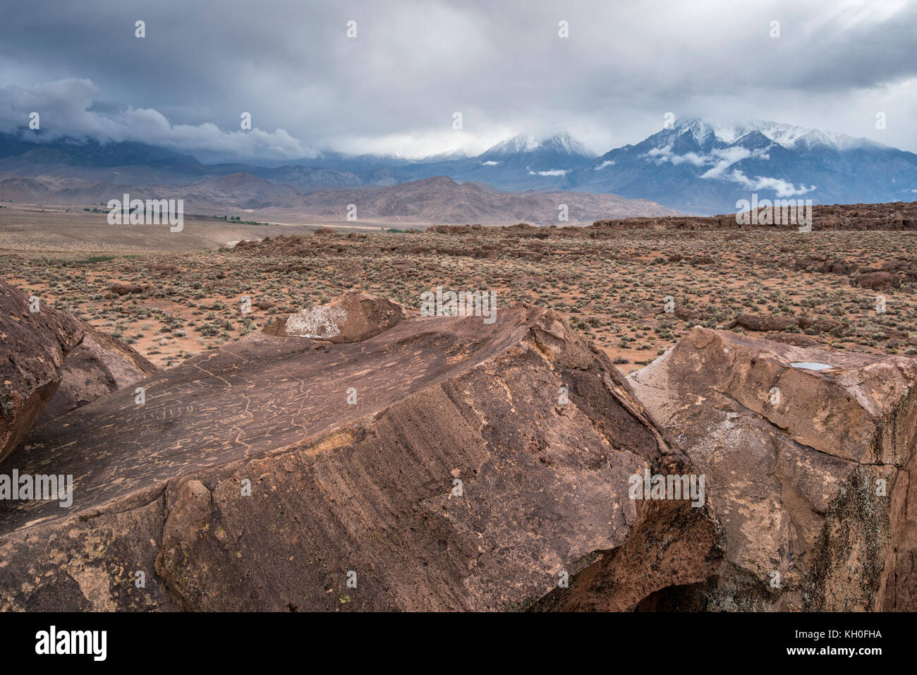 Sky Rock, einen Blick gen Himmel Serie von petroglyphen von der Paiute-Shoshone Inder vor Tausenden von Jahren links, sitzt, bevor die Berge der Sierra Nevada. Stockfoto