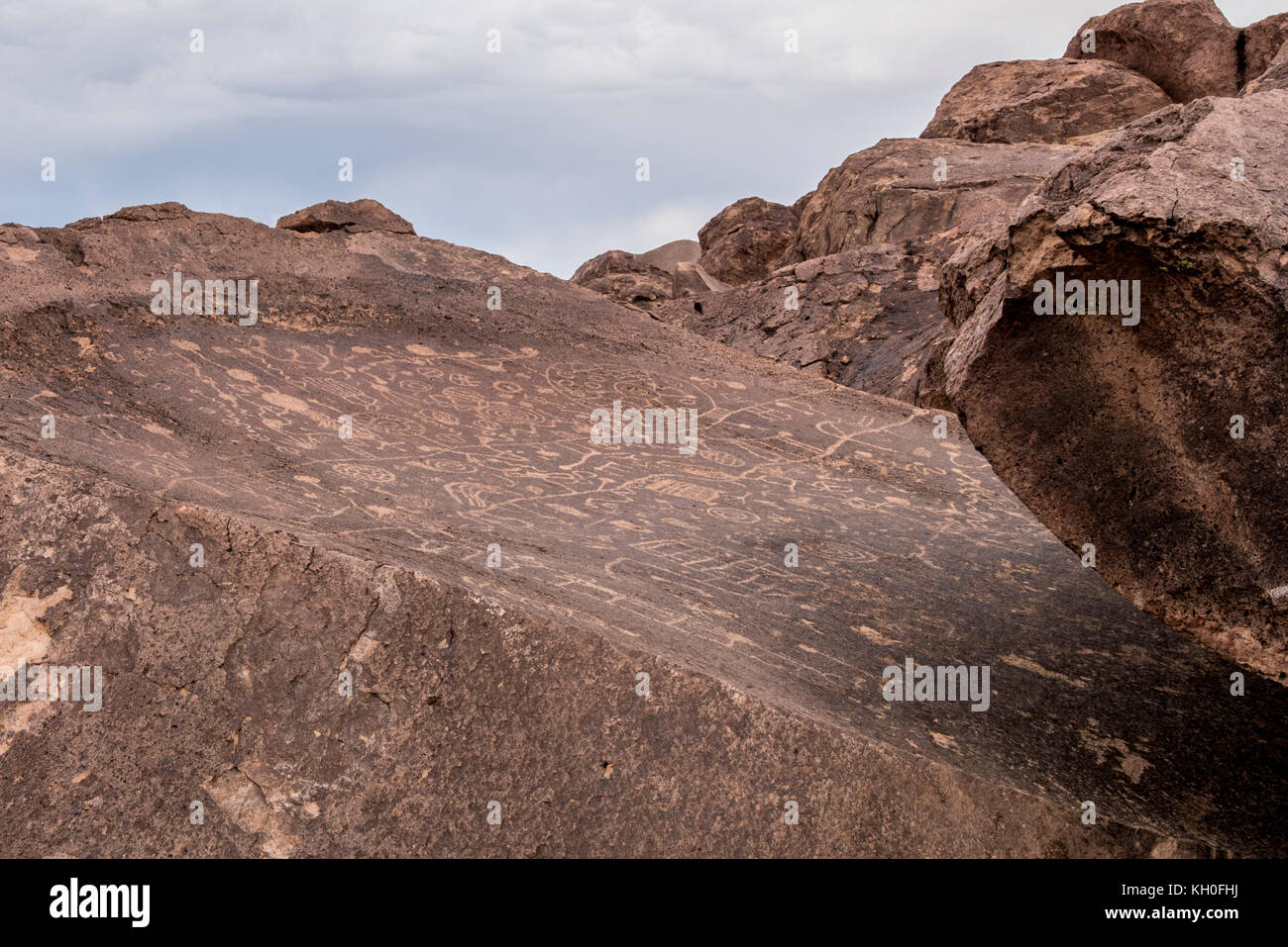 Sky Rock, einen Blick gen Himmel Serie von petroglyphen von der Paiute-Shoshone Inder vor Tausenden von Jahren links, sitzt, bevor die Berge der Sierra Nevada. Stockfoto