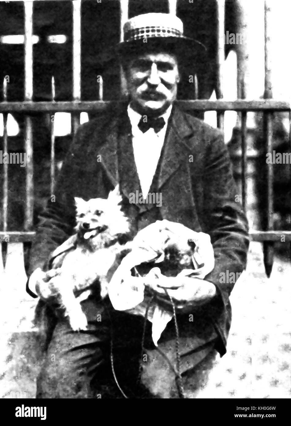 Straw Hat - ein Mann, der in Frankreich mit seiner Runde Hunde trägt den typischen Straw hat in den frühen 1900ern populär Stockfoto