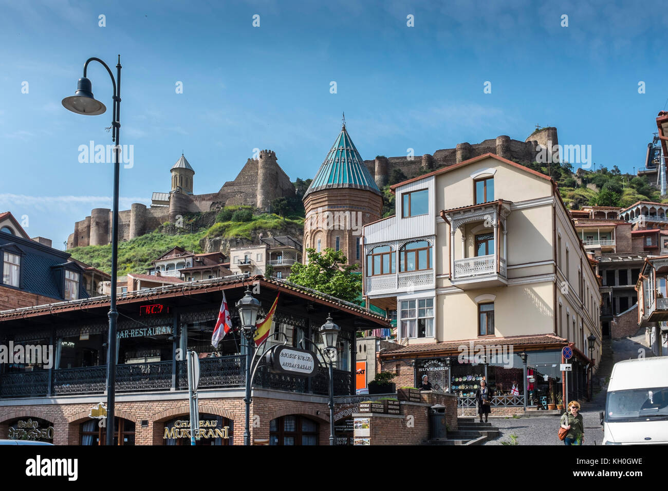 Tiflis, Georgien, Osteuropa - Blick vom Marktplatz in der Altstadt der Stadt in Richtung Festung Narikala. Stockfoto