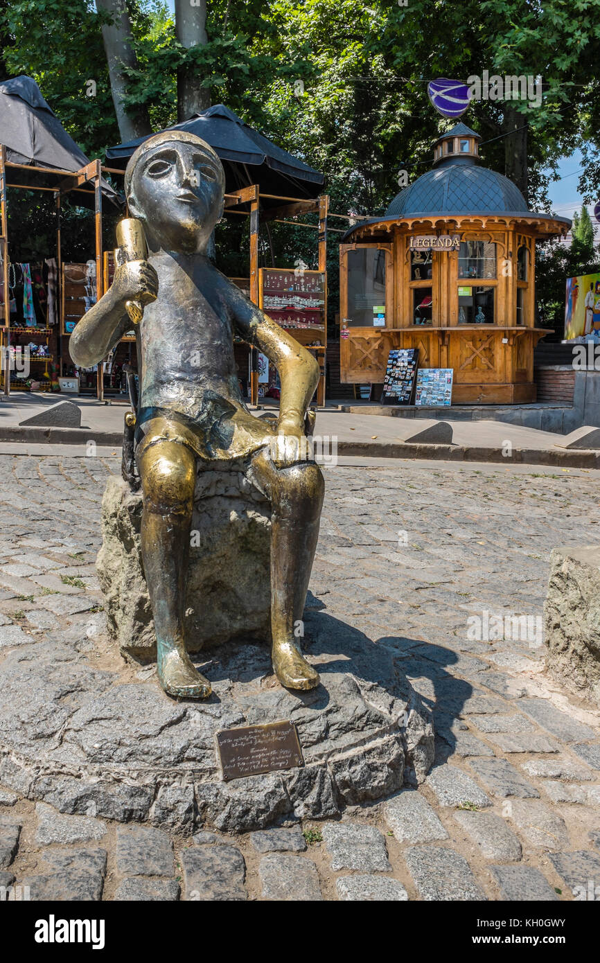 Tiflis, Georgien, Osteuropa - Mann hält ein Horn Skulptur als tamada Toastmaster des georgischen Feste bekannt, in der Altstadt Sektor der Stadt. Stockfoto