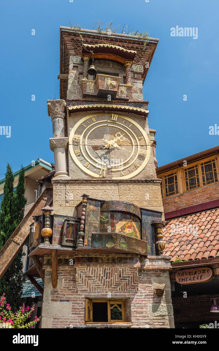 Tiflis, Georgien, Osteuropa - berühmten schiefen Turm in der Altstadt der Stadt erstellt von Rezo Gabriadze entfernt. Stockfoto