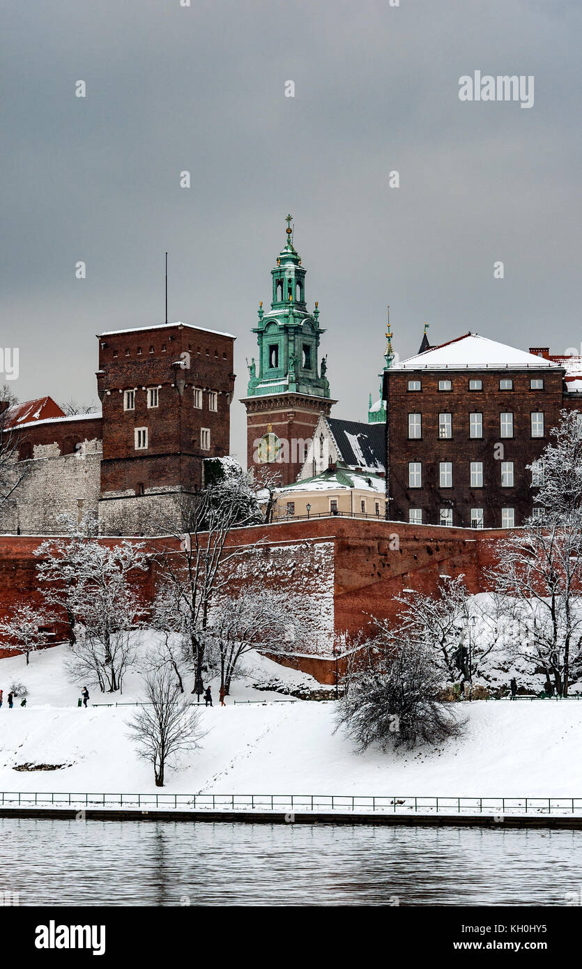 Historischen Königlichen Schloss und Kathedrale auf dem Wawel in Krakau, Polen, an einem bewölkten Tag im Winter Stockfoto