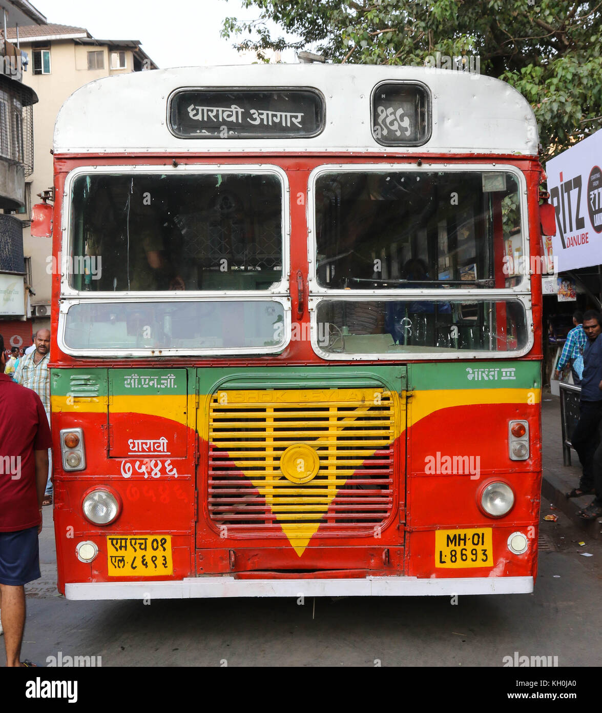 Ein roter Bus in Mumbai. Stockfoto