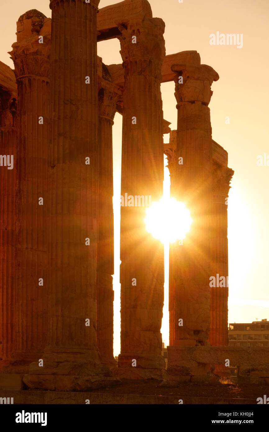 Antiken Säulen im Sonnenlicht in Athen, Griechenland Stockfoto