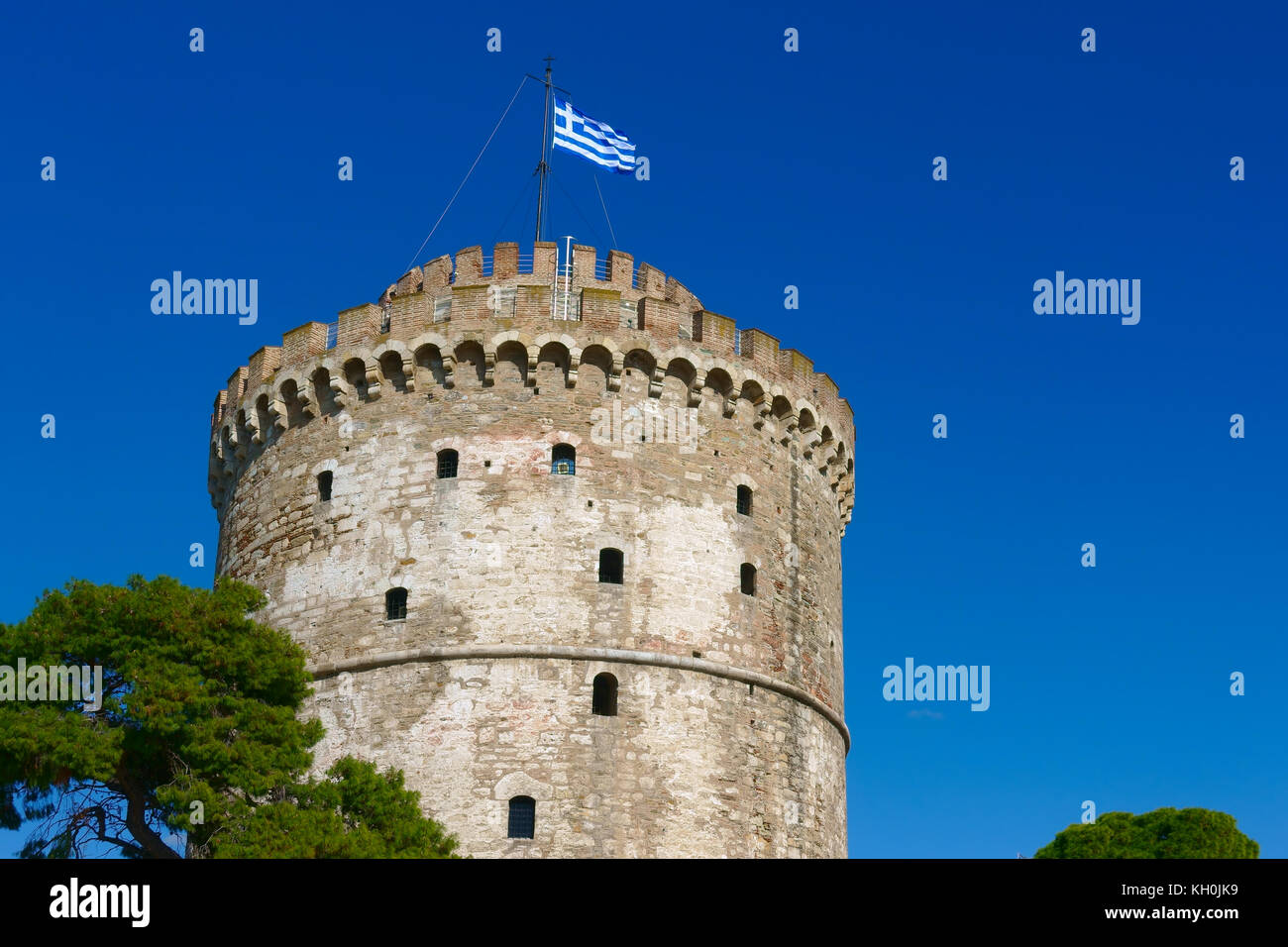 Der weiße Turm von Thessaloniki mit griechischer Flagge schwenkten, Griechenland Stockfoto