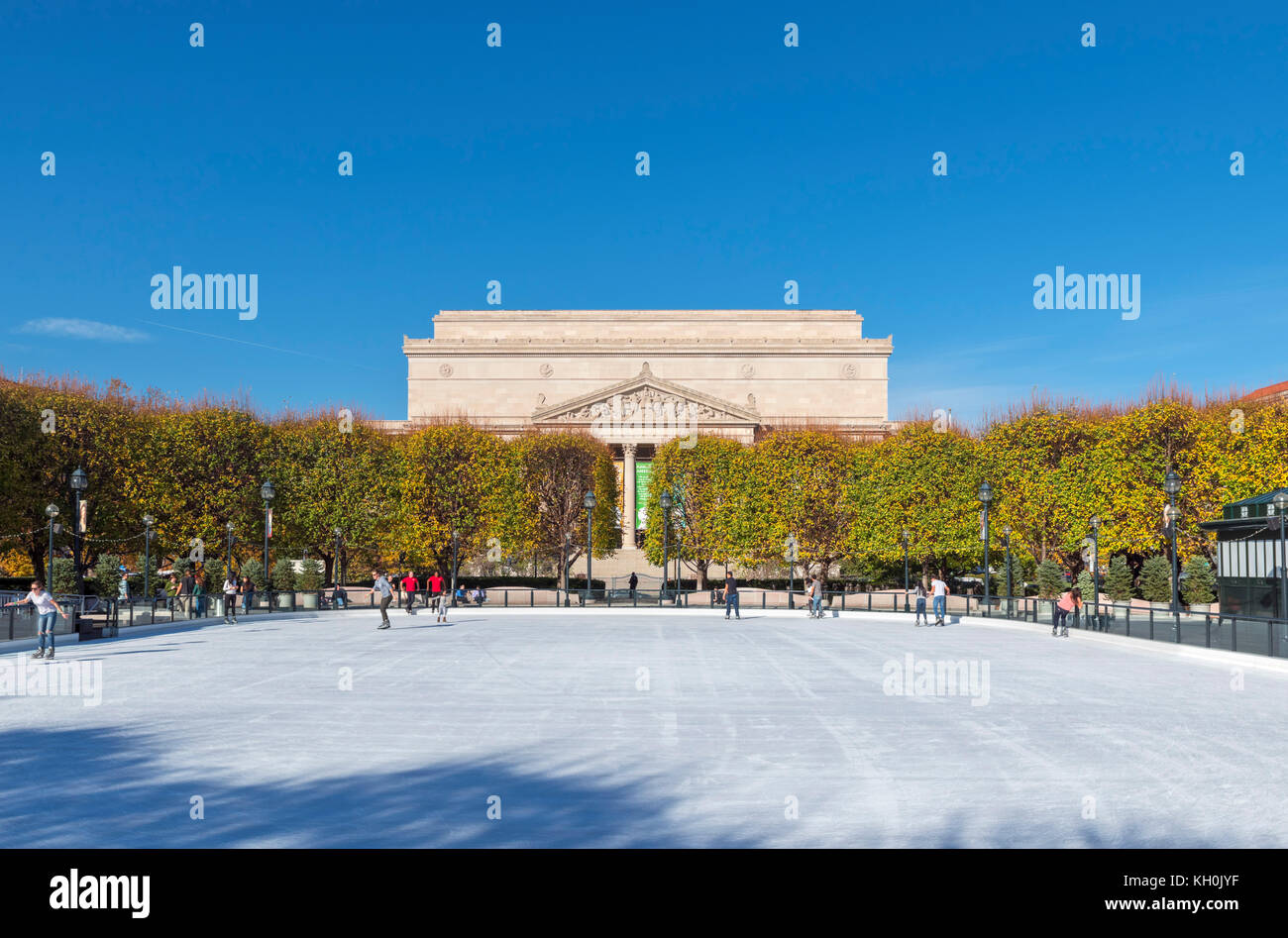 Eislaufbahn vor der National Archives Gebäude, National Gallery Sculpture Garden, Washington DC, USA Stockfoto