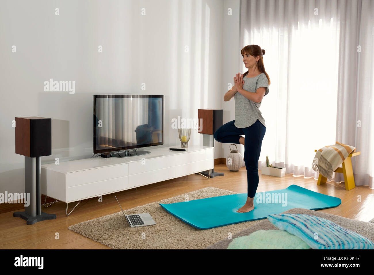 Volle Länge Schoß einer Frau, die Yoga zu Hause Stockfoto