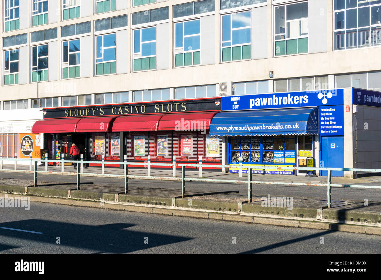 Amusement Arcade und Pfandhändler nebeneinander im Stadtzentrum von Plymouth. Stockfoto
