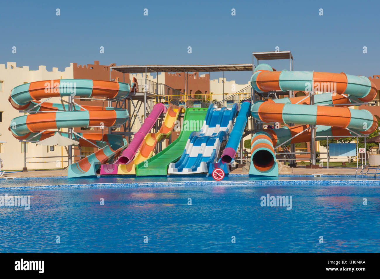 Großer Pool mit aqua park Wasserrutschen in einem luxuriösen Hotel Tropical Resort Stockfoto