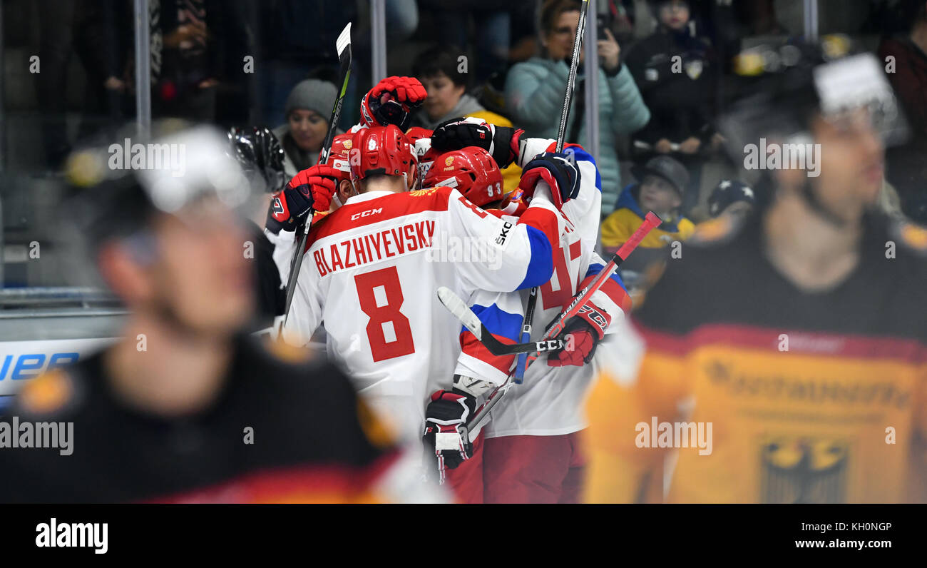 Augsburg, Deutschland. November 2017. Eishockey: Deutschland Cup, Deutschland - Russland, 1. Spieltag am 10.11.2017 in Augsburg (Bayern). Die russische Mannschaft jubelt nach einem Treffer. Quelle: Peter Kneffel/dpa/Alamy Live News Stockfoto