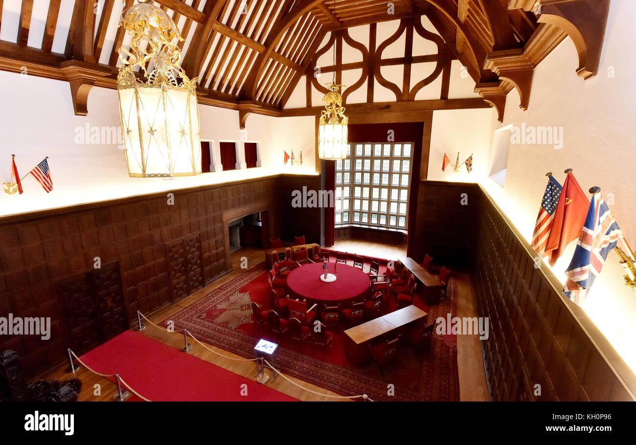 Potsdam, Deutschland. November 2017. Bild des großen Saals im Schloss Cecilienhof, wie er während der Potsdamer Konferenz von 1945 angeordnet wurde, aufgenommen in Potsdam am 10. November 2017. Quelle: Bernd Settnik/dpa-Zentralbild/dpa/Alamy Live News Stockfoto