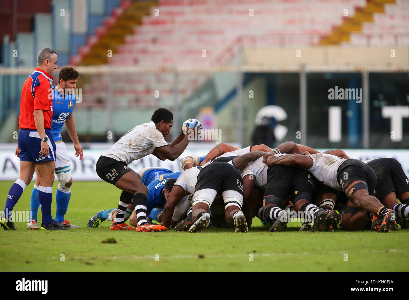 Catania, Italien. 11 Nov, 2017. Fidschi Scrum Hälfte Frank Das lomani mit der in Scrum in Italien vs Fidschi november Test übereinstimmt. Massimiliano Carnabuci/Alamy leben Nachrichten Stockfoto