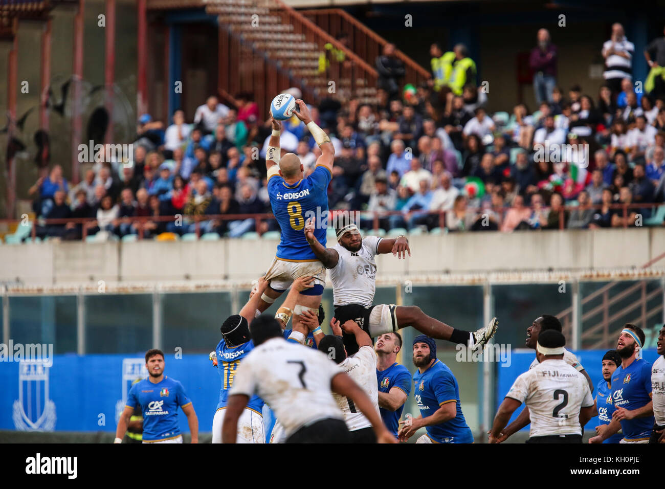 Catania, Italien. 11 Nov, 2017. Italiens Kapitän Sergio Parisse nimmt den Ball in Berührung in Italien gegen Fidschi november Test übereinstimmt. Massimiliano Carnabuci/Alamy leben Nachrichten Stockfoto