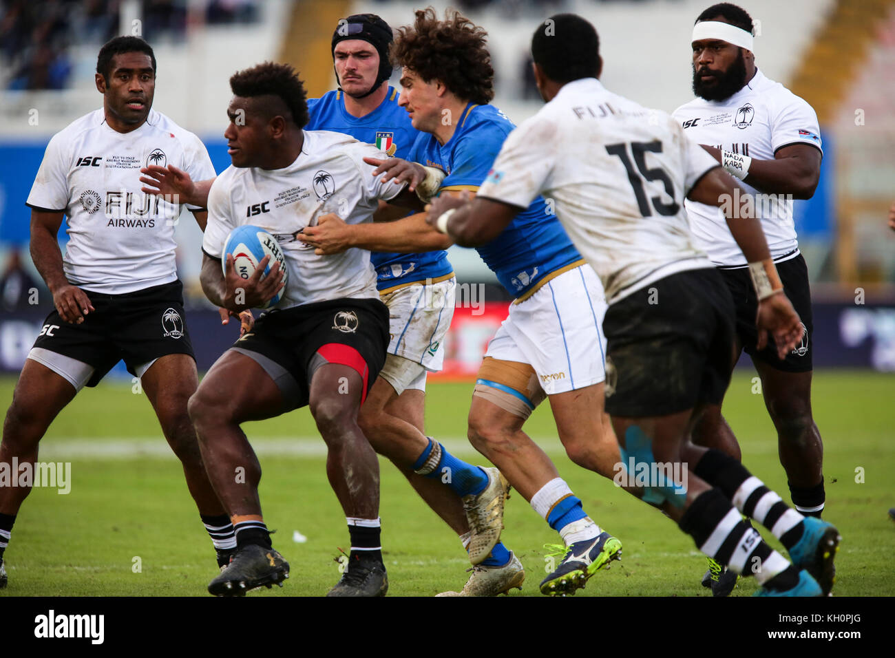 Catania, Italien. 11 Nov, 2017. Fidschi Wing's Timoci Nagusa versucht der Verteidigung in Italien vs Fidschi november Test Match zu entkommen. Massimiliano Carnabuci/Alamy leben Nachrichten Stockfoto