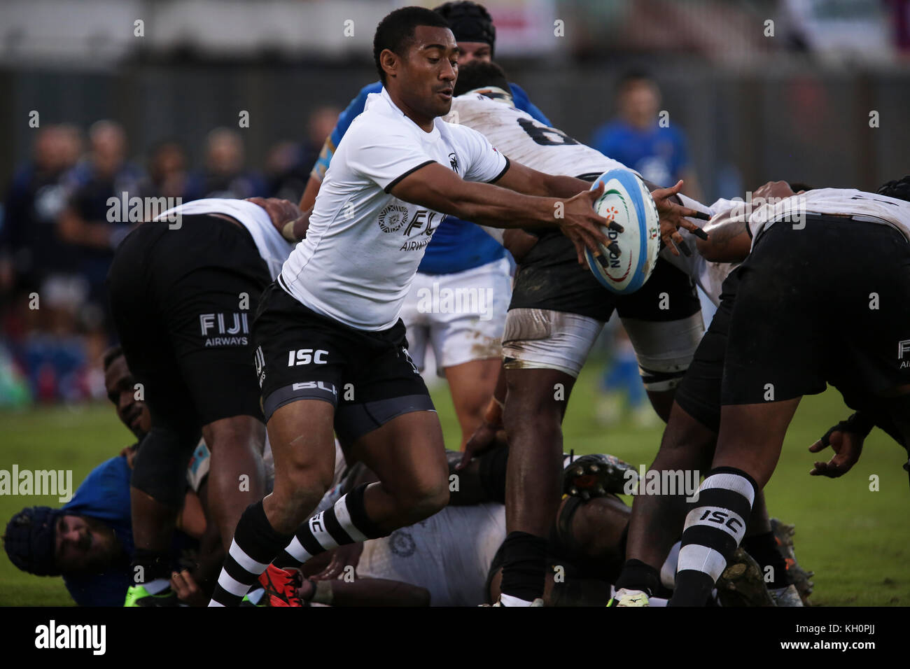 Catania, Italien. 11 Nov, 2017. Fidschi Scrum Hälfte Henry Seniloli Kicks in Touch in Italien vs Fidschi november Test übereinstimmt. Massimiliano Carnabuci/Alamy leben Nachrichten Stockfoto