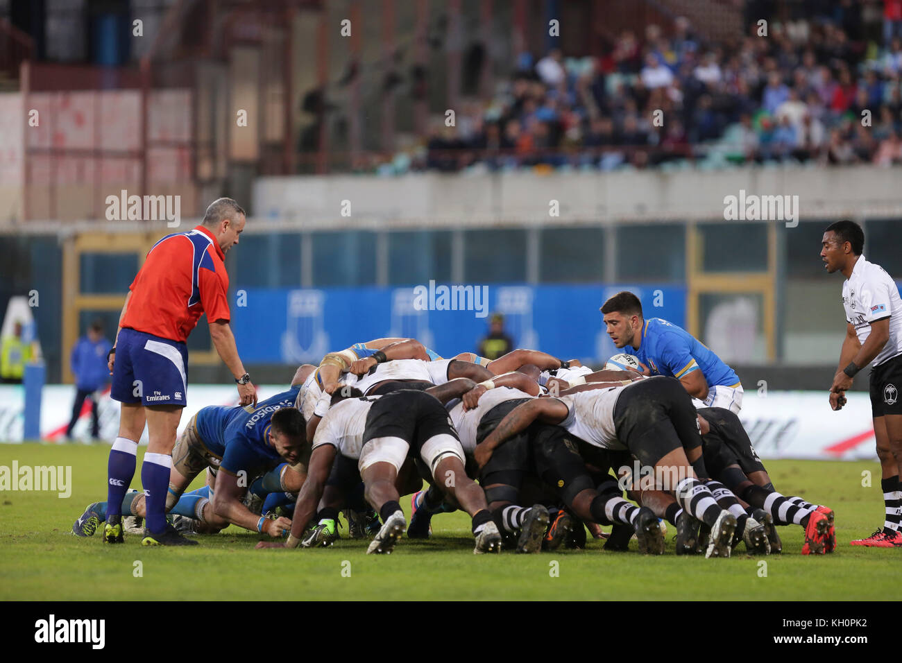 Catania, Italien. 11 Nov, 2017. Italiens Scrum Hälfte Edoardo Gori bereitet die in Scrum in Italien vs Fidschi november Test übereinstimmt. Massimiliano Carnabuci/Alamy leben Nachrichten Stockfoto