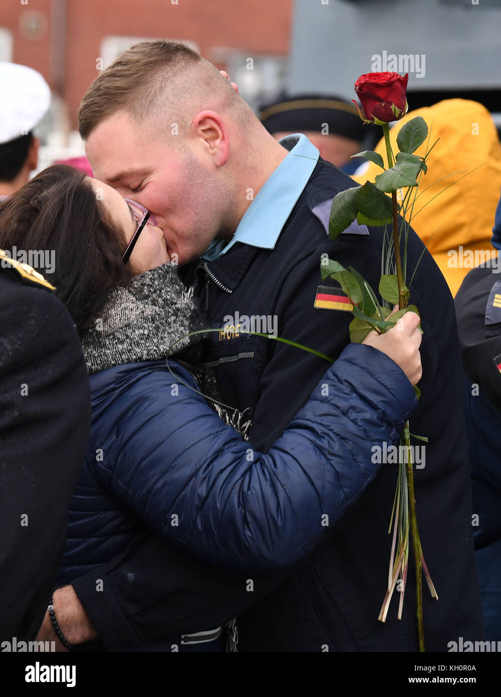 Crew Mitglied Torben thone küsste seine Freundin, Carolin Hempel, nach der  Ankunft der Fregatte "Lübeck" auf den Marinestützpunkt Wilhelmshaven,  Deutschland, 10. November 2017. Die fregatte war für drei Monate in die  Ägäis,