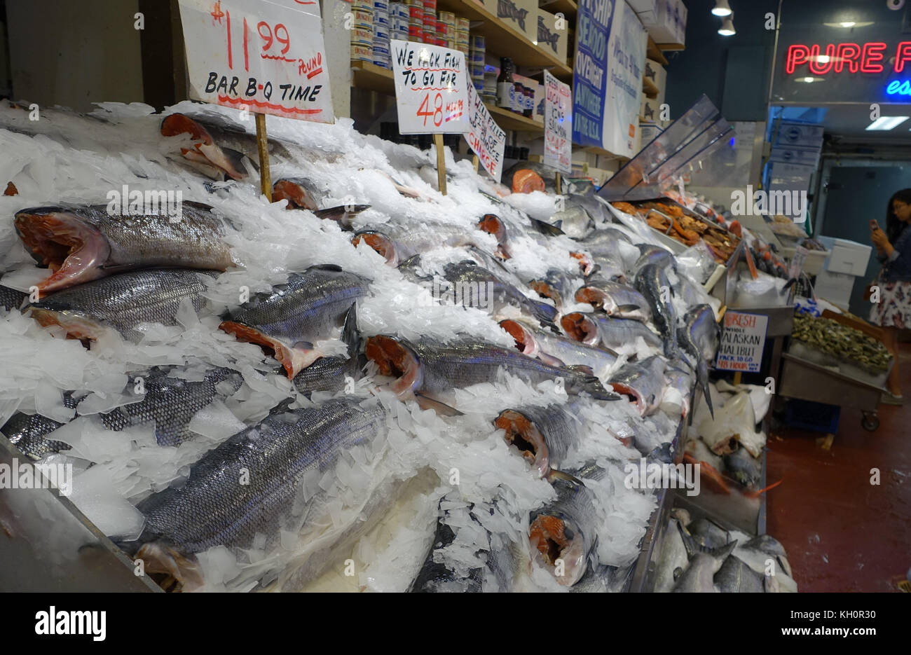Seattle, USA. 30. August 2017. Ein Fischstand verkauft frisch gefangenen Wildlachs auf dem Pike Place Market in Seattle, USA, 30. August 2017. Der Pike Place Market ist eine der größten Attraktionen in Seattle. Sie wurde im Jahr 1907 von Ratsmitglied Thomas P. Revelle gegründet. Die historischen Hallen am Hafen der Elliott Bay gehören zu den ältesten, kontinuierlich existierenden öffentlichen Märkten in den Vereinigten Staaten. Hier finden Sie Obst und Gemüse, Fisch- und Fleischstände, Restaurants sowie besondere Stände mit Blumen und Kunsthandwerk. Quelle: Alexandra Schuler/dpa/Alamy Live News Stockfoto