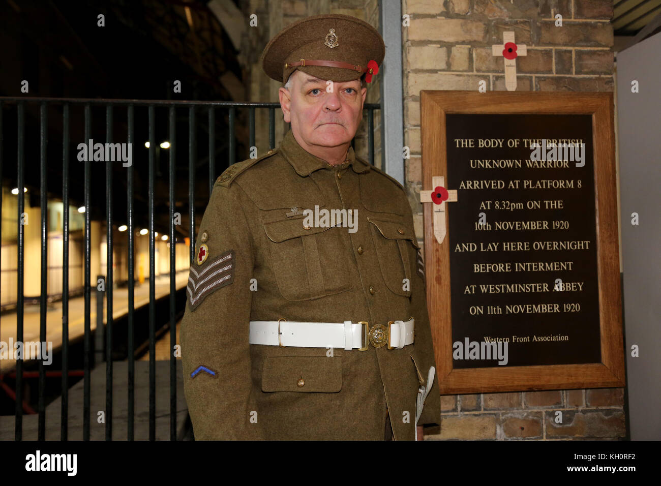 London, Großbritannien. 10 Nov, 2017. aceremony des Gedenkens an Plattform 8 Victoria Station hielt die Ankunft der unbekannte Krieger 1920 Photo Credit: Sandra uf/alamy Leben Nachrichten zu erinnern Stockfoto