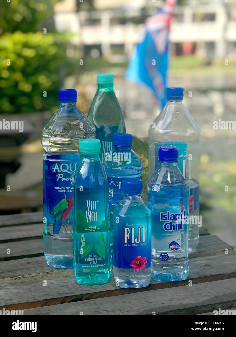 Viti Levu Fidschi Inseln 14 Okt 2017 Andere Marke Flaschen Stilles Mineralwasser Aus Den Fidschi Inseln Sind Auf Dem Display Auf Einem Tisch Vor Dem Fidschi Flagge R Hinten Auf Der Insel