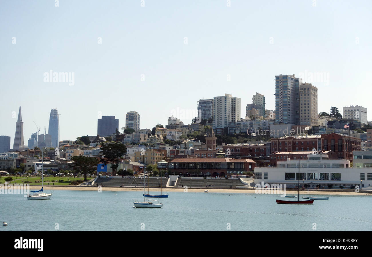 Der Anblick Von Fisherman S Wharf Neben Dem Guirardelli Chocolate