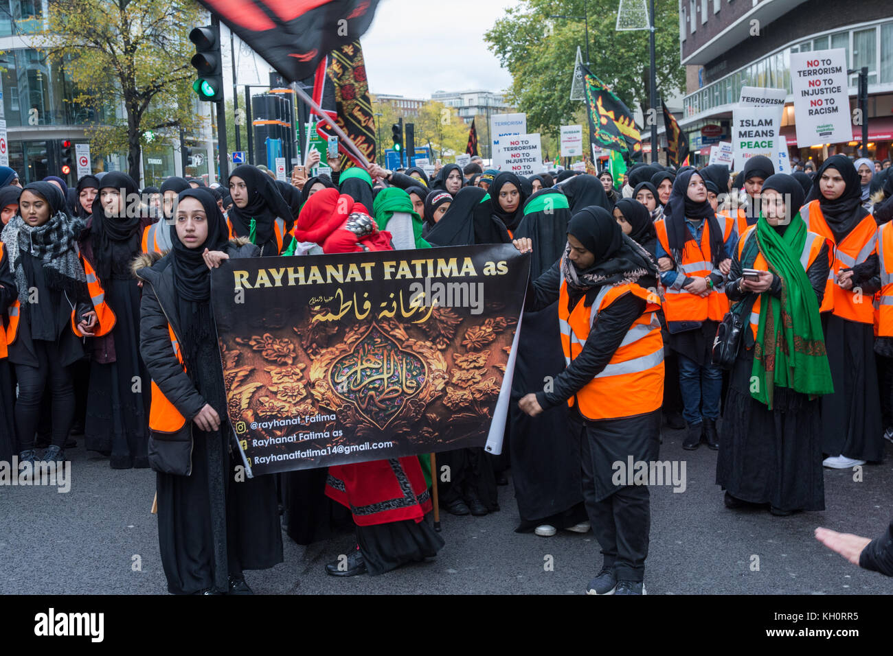 London, Großbritannien, 11th. November 2017. Tausende von Muslimen marschierten von Marble Arch nach Paddington Green über die Edgware Road mit Transparenten und Plakaten.die Plakate waren Parolen wie Männer und Frauen, die im islam gleich sind, Hussain die ewige Inspiration, vereint gegen Terrorismus, Nein zur Unterdrückung, Muslime vereint gegen Terrorismus, Hussain stand gegen den Terrorismus seiner Zeit. Hussain Ibn Ali war der Enkel des Propheten Muhammad. Kredit: Steve Bell/Alamy Live Nachrichten Stockfoto