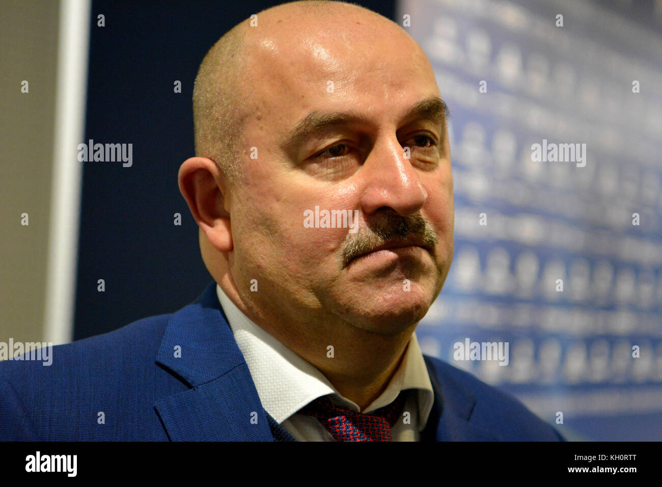 Moskau, Russland - 11. November 2017. Der Trainer der russischen Fußballnationalmannschaft Stanislav Tschertschesow nach dem internationalen Testspiel gegen Argentinien im Luschniki-Stadion in Moskau. Stockfoto