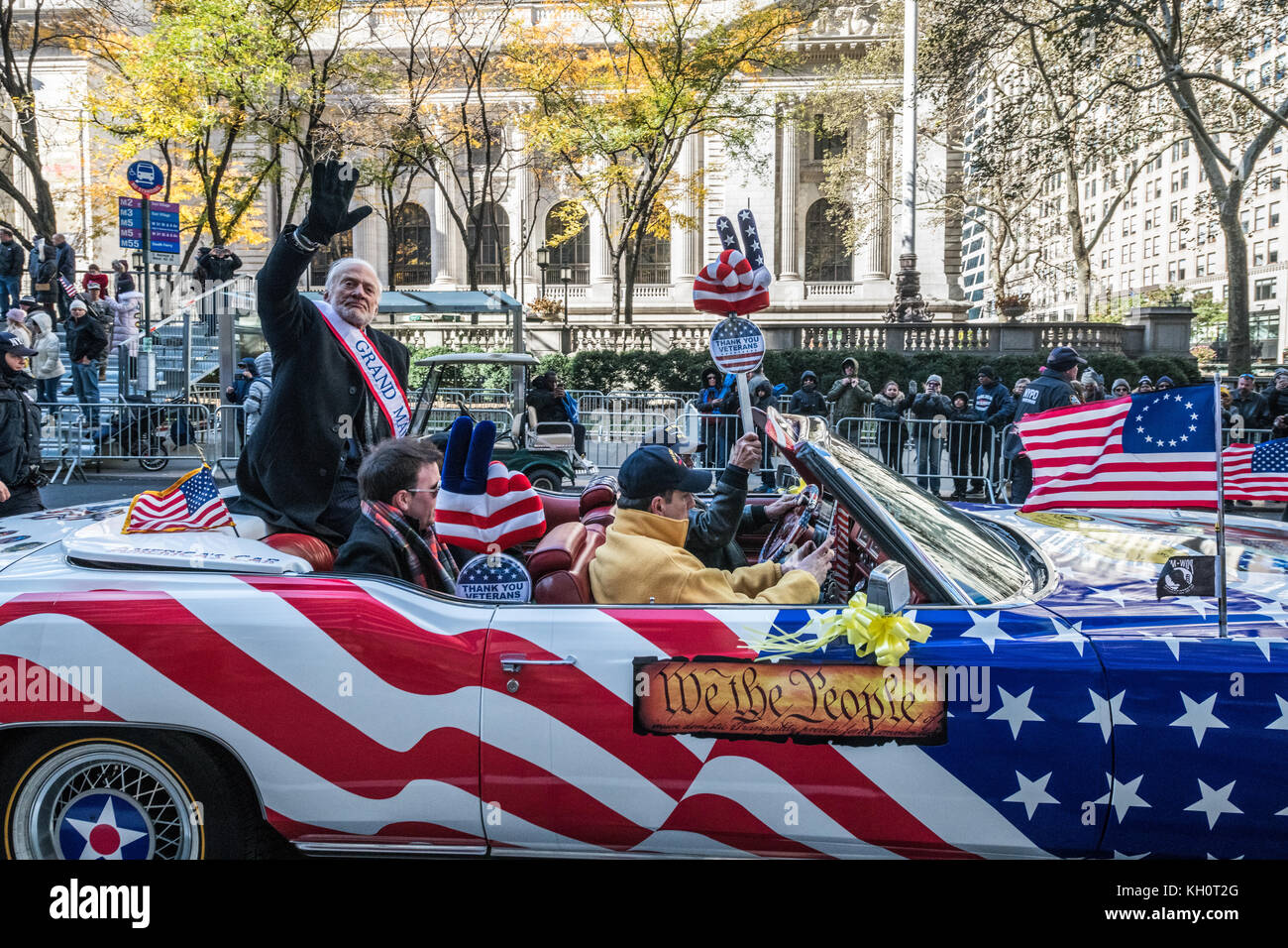 New York, USA, 11. Nov 2017. Der ehemalige Astronaut und US Air Force Korean War Veteran Buzz Aldrin Wellen zu Jubelnden Menschenmassen aus einem Jahrgang Cadillac zu Beginn des Veterans Day Parade 2017. Dr. Aldrin, einem der beiden ersten Menschen auf dem Mond im Jahr 1969 zu gehen, war der Grand Marshal der Parade in diesem Jahr Foto von Enrique Ufer/Alamy leben Nachrichten Stockfoto