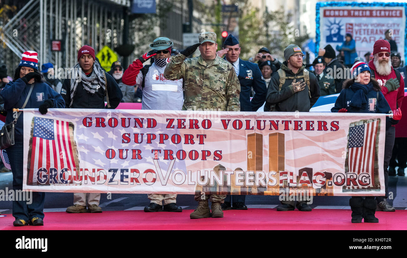 New York, USA, 11. Nov 2017. Ground Zero Freiwillige begrüssen die Nationalhymne vor ihrem Marsch durch New Yorker Fifth Avenue während des Veterans Day Parade 2017. Foto von Enrique Ufer/Alamy leben Nachrichten Stockfoto