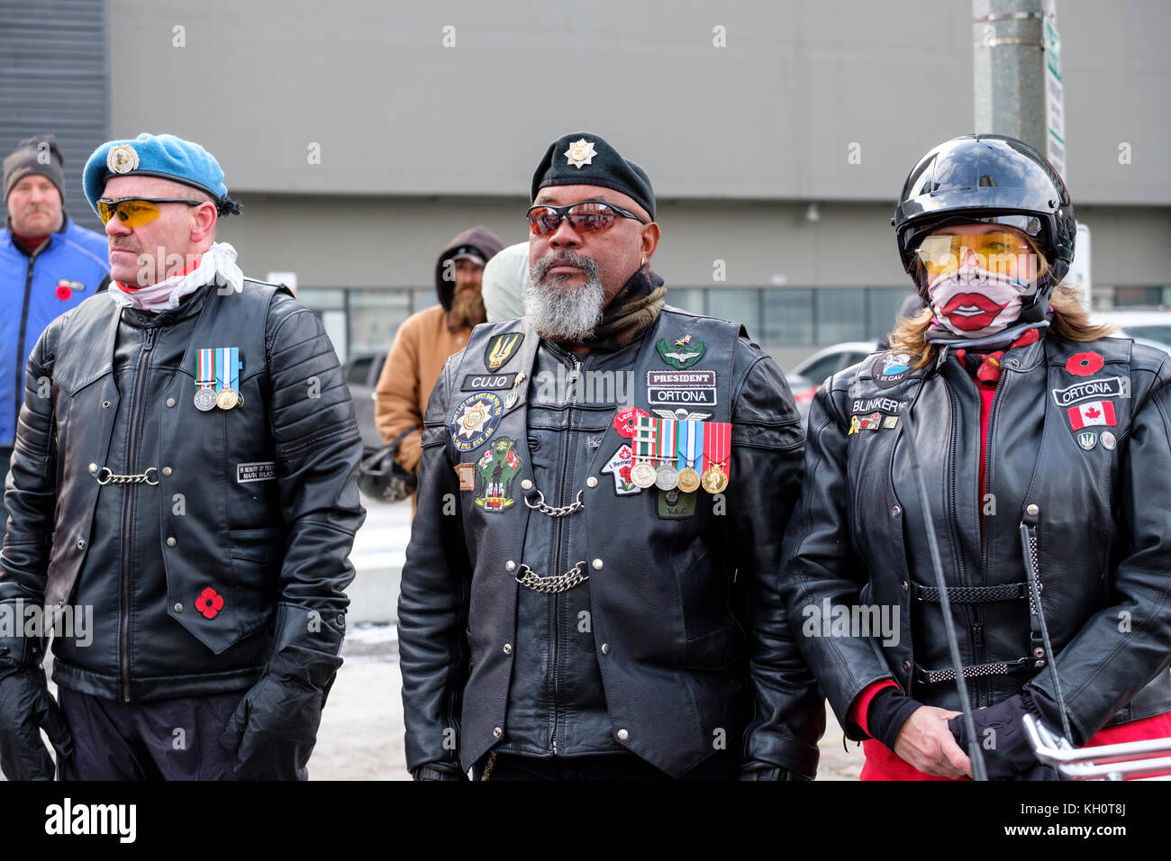 Drei dekorierte Kriegsveteranen, Biker, warten die Erinnerung Tag der Parade in London, Ontario, Kanada. Credit: Rubens Alarcon/Alamy leben Nachrichten Stockfoto