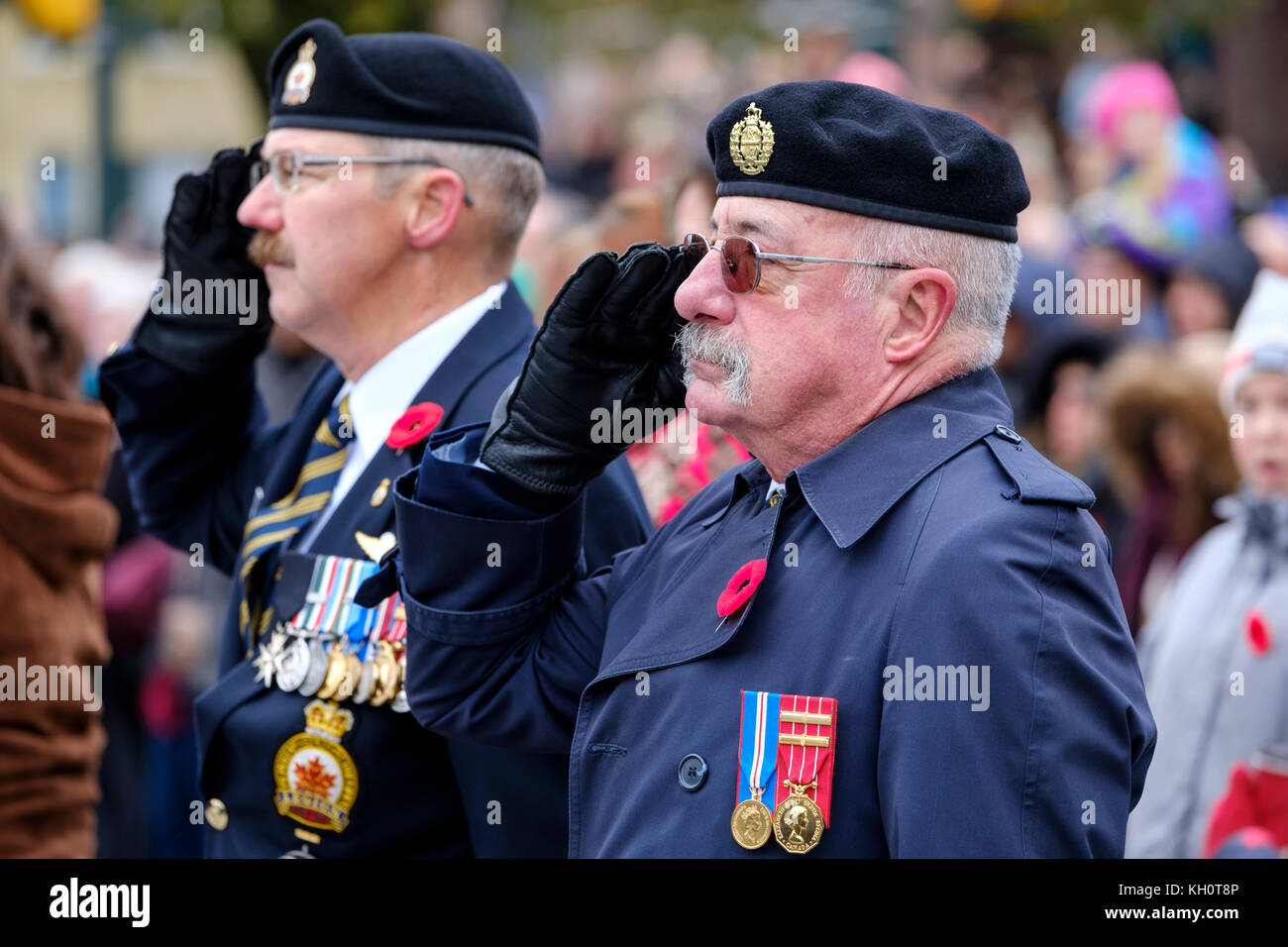 London, Ontario, Kanada, 11. November 2017. Tausende von Londonern auf die restaurierte Ehrenmal in der Innenstadt von Victoria Park versammelt Erinnerung Tag der Zeremonien zu markieren. Die Veranstaltung wurde durch eine Parade und die Anwesenheit von vielen Veteranen, die in früheren Kriege geführt. Ehrenmal der Stadt wurde im September 97 nach einem $ 475.000 Restaurierung. Credit: Rubens Alarcon/Alamy leben Nachrichten Stockfoto