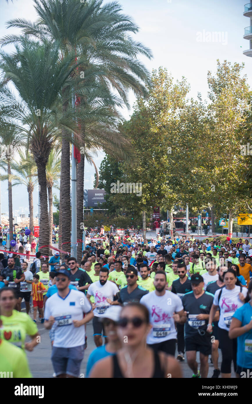 Beirut, Libanon, 12 Nov, 2017 Menschen in der Blom Bank Beirut Marathon Beirut Libanon Kreditkarte läuft: Mohamad Itani/Alamy leben Nachrichten Stockfoto
