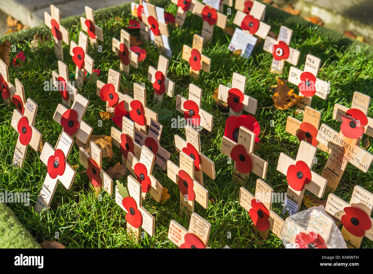 Tag der Erinnerung in Southampton, Hampshire, Großbritannien, 12. November 2017. Mohnblumen und Poppy Kränze in Gedenken Sonntag Gedenkfeiern gelegt. Stockfoto